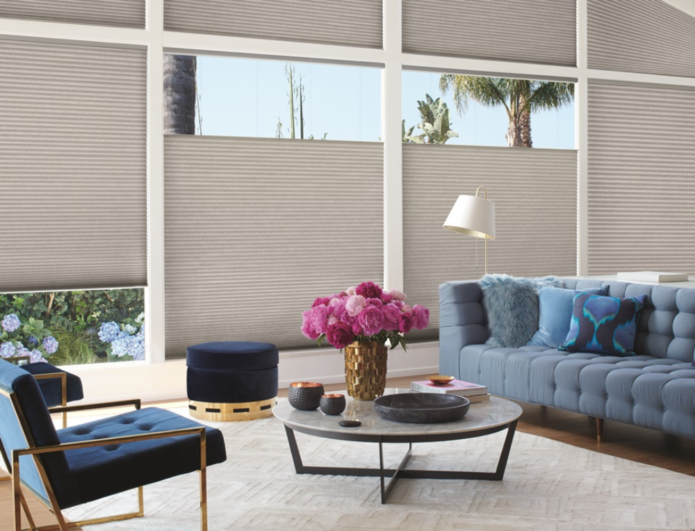 sala de estar com cortinas Duette nas janelas